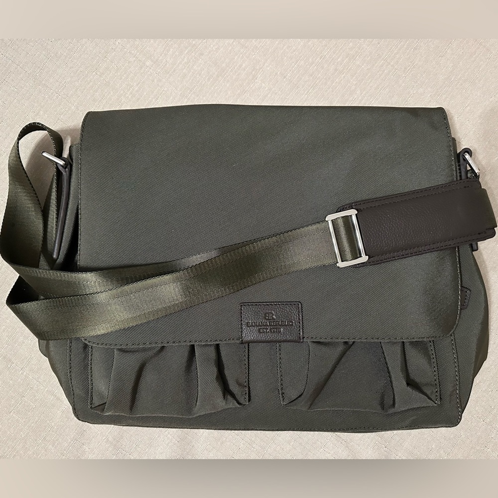 Banana Republic green messenger bag, like new
